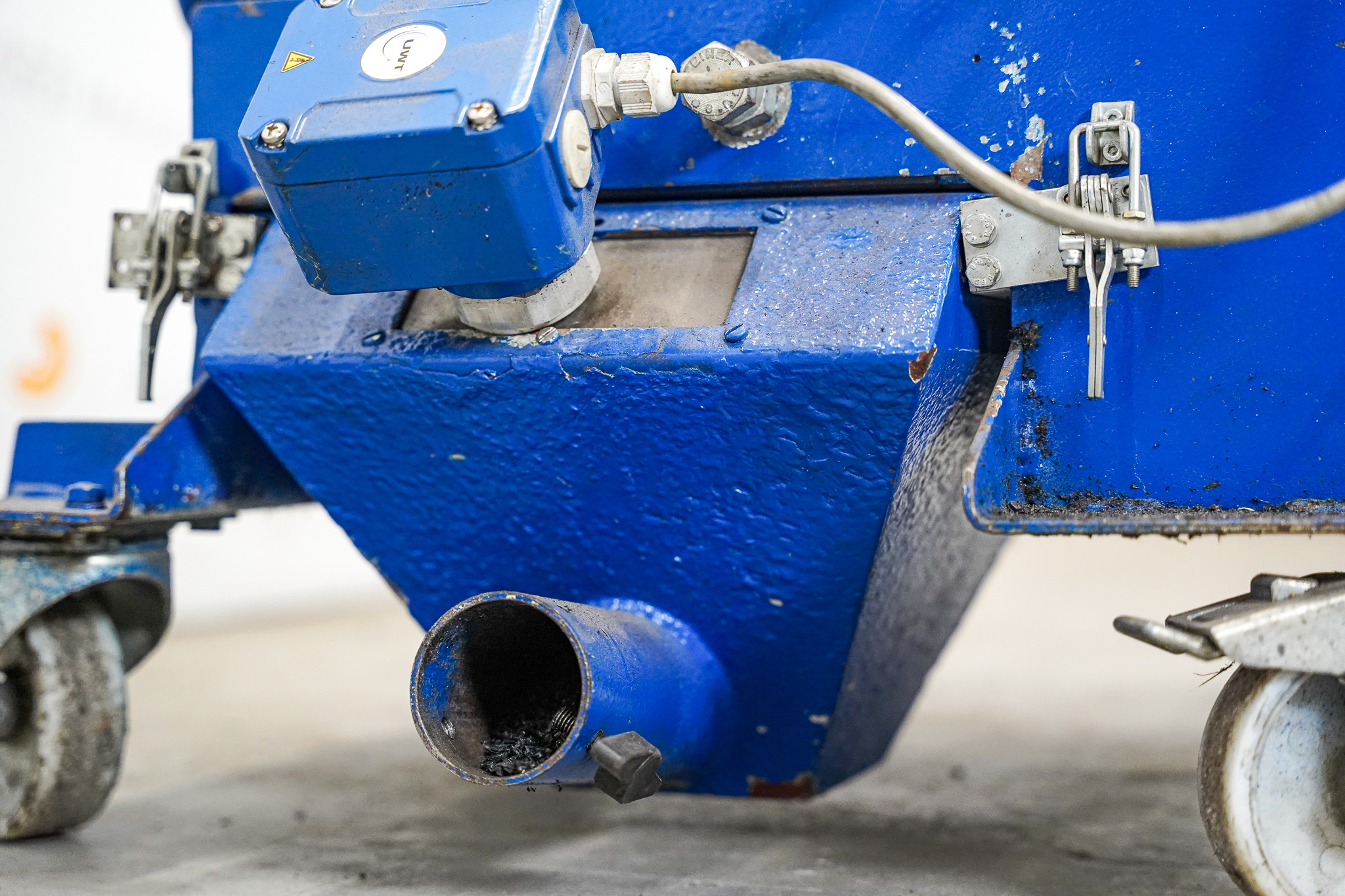 Plastima Used Machinery - Shredder Granulator Plastic Recycling Motan Colortronic M200L Collection Tray