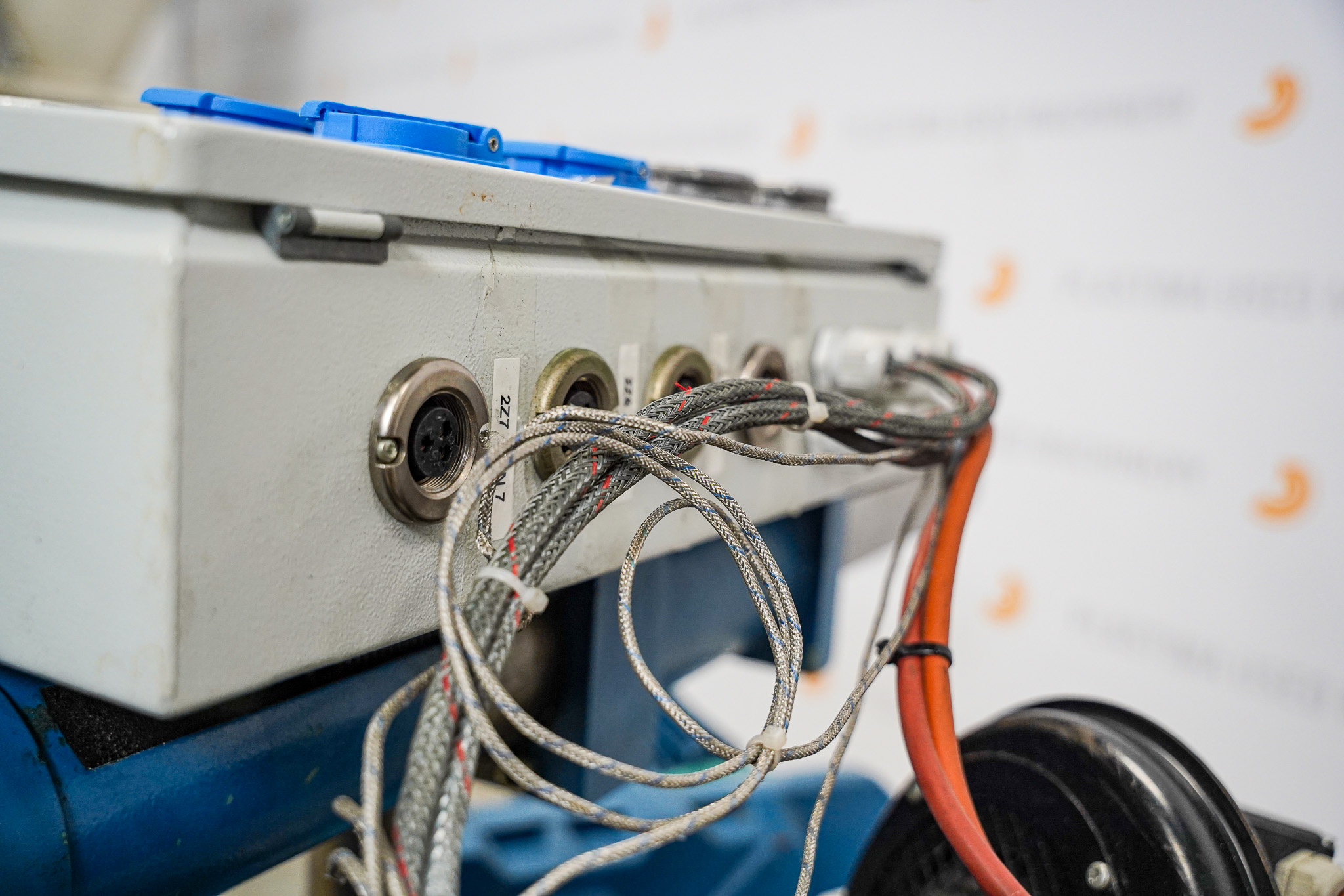 Plastic Extrusion Hans Weber ZE 20 20mm 1999 Plastima Used Machinery Electric Socket